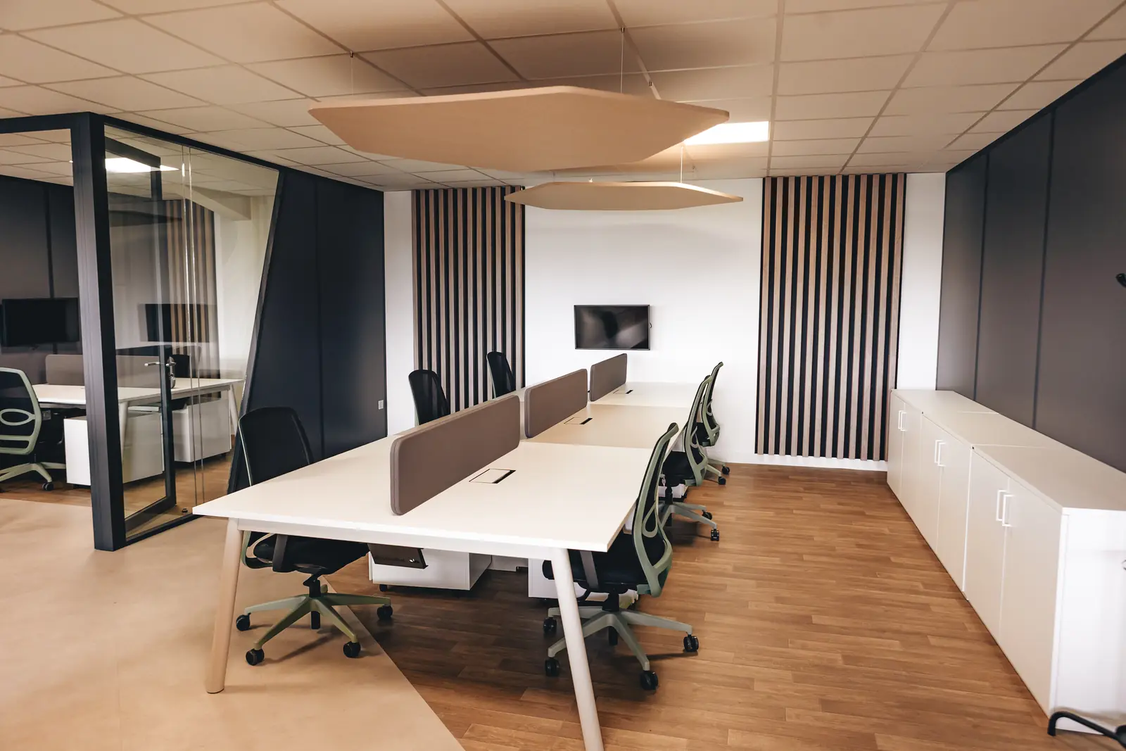 Postes avec caissons, parquet et claustras