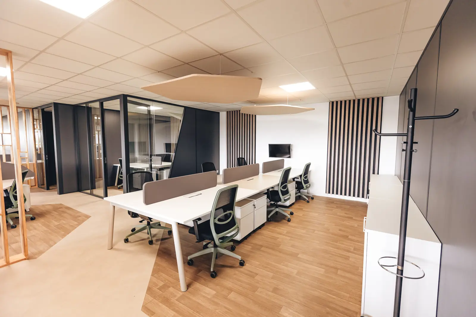 Vue d’ensemble des postes et des bureaux vitrés
