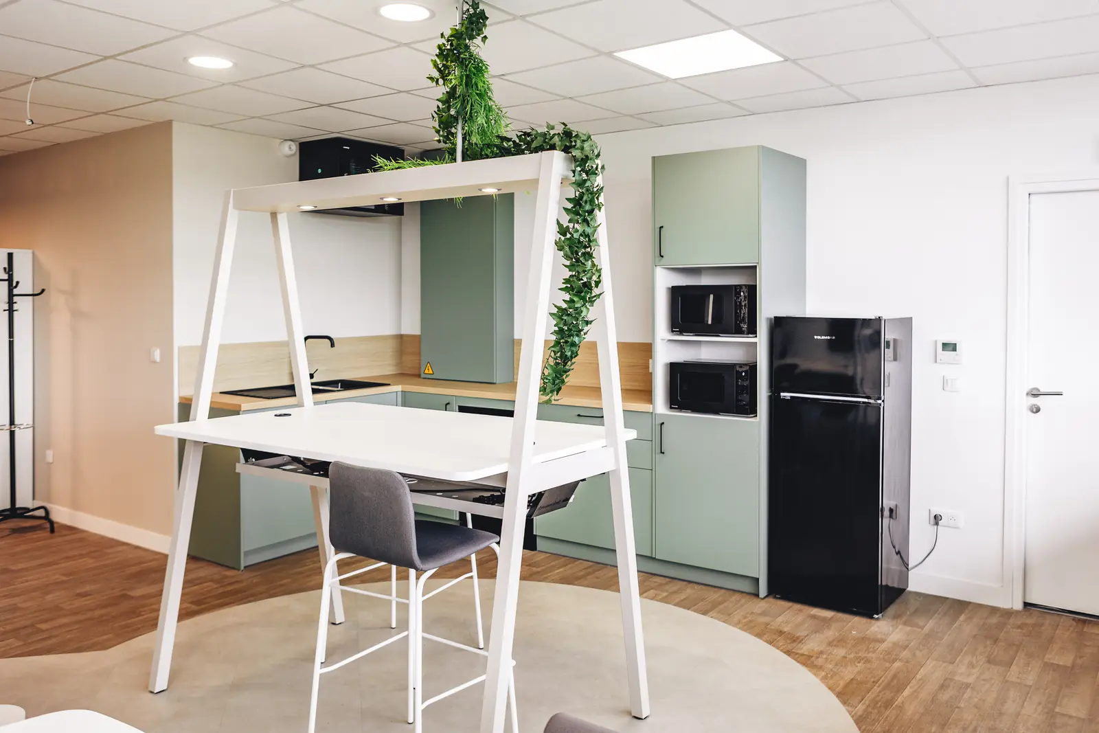 Cuisine équipée et table haute