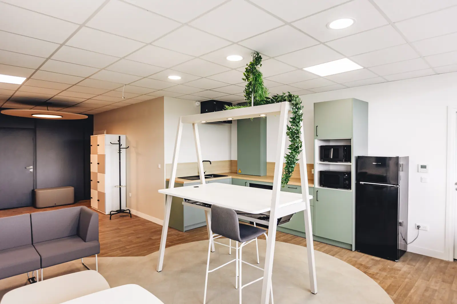 Espace cuisine et coin canapé