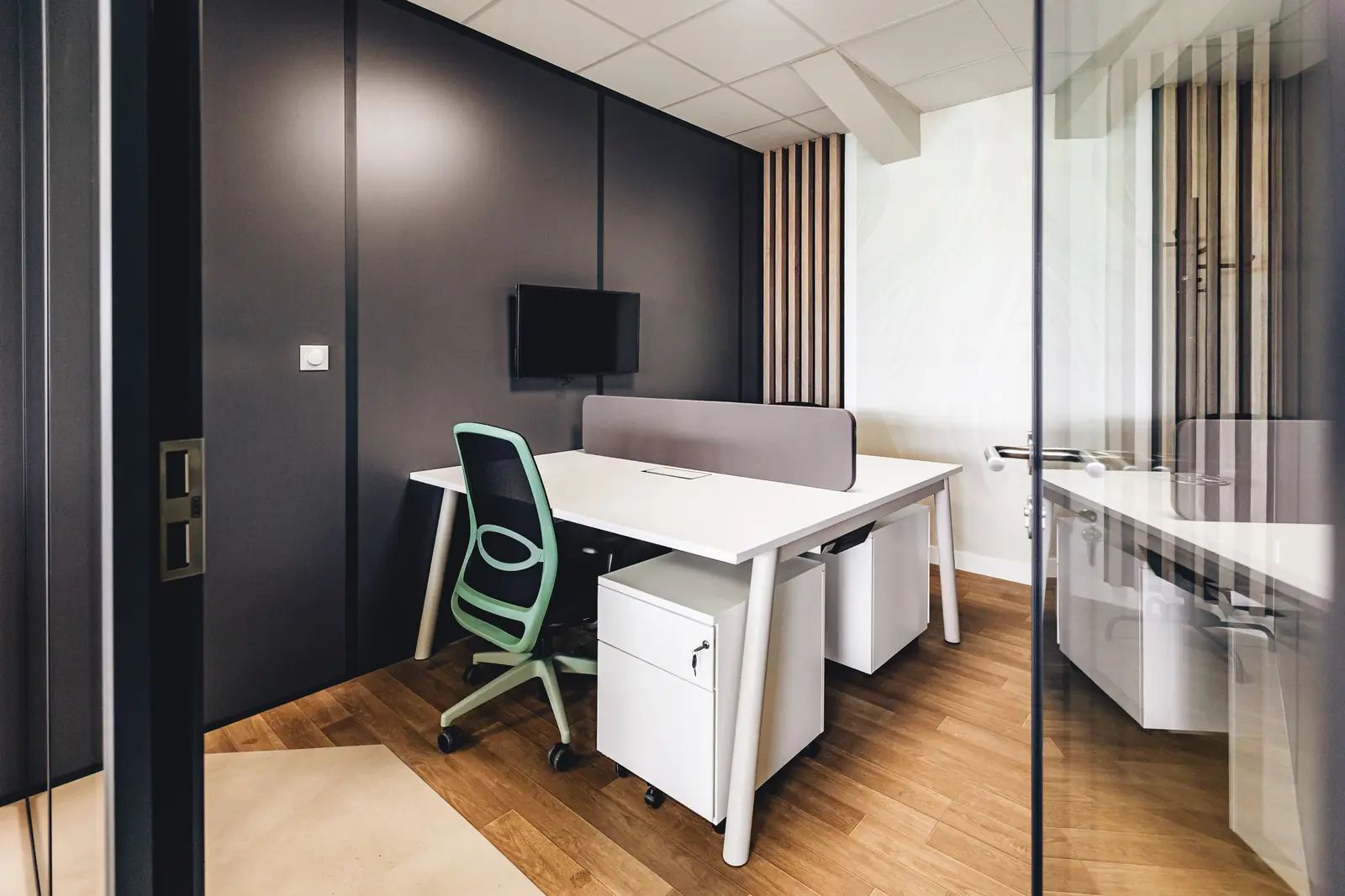 Bureau fermé avec porte vitrée et écran mural