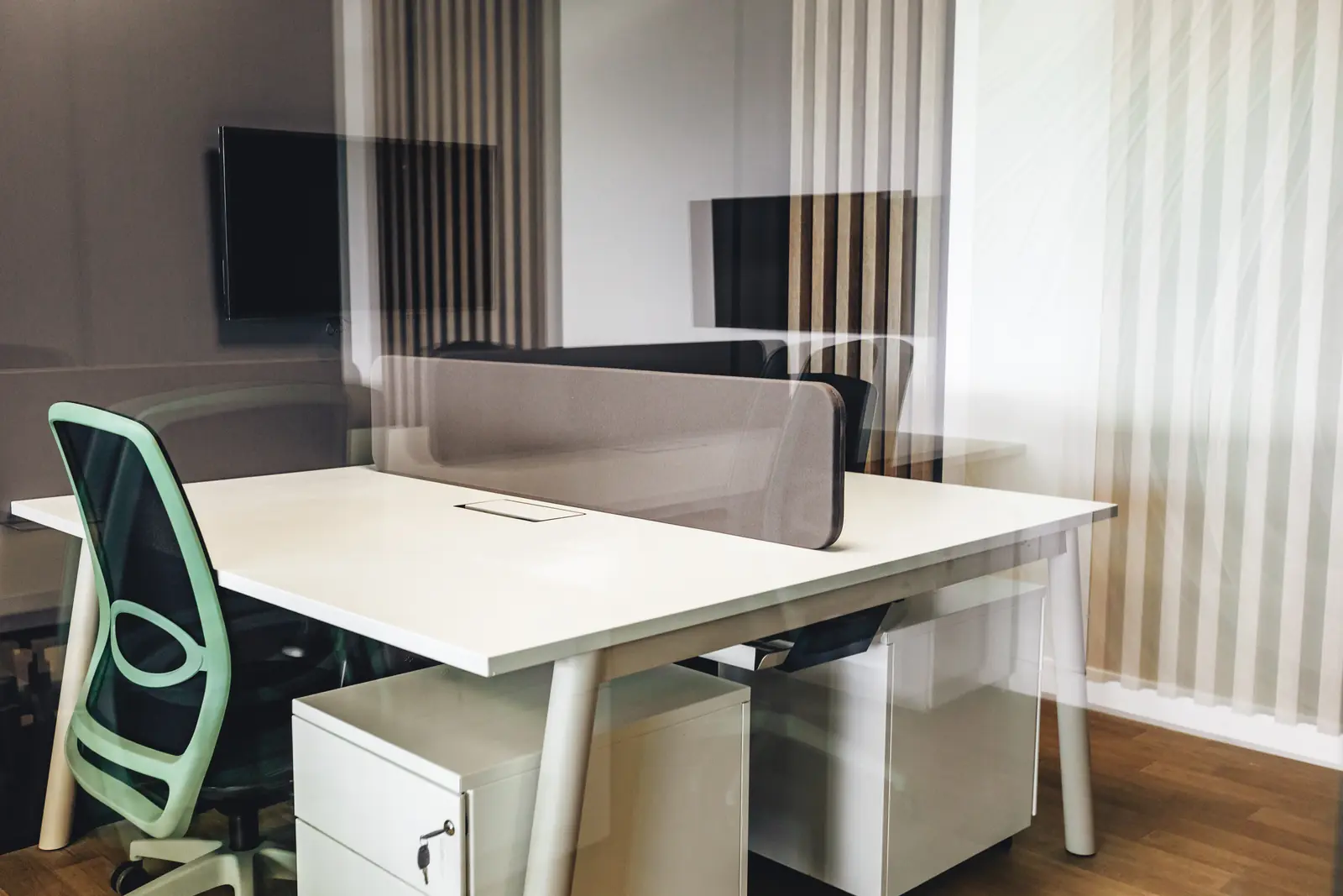 Bureau fermé, deux postes et séparateur