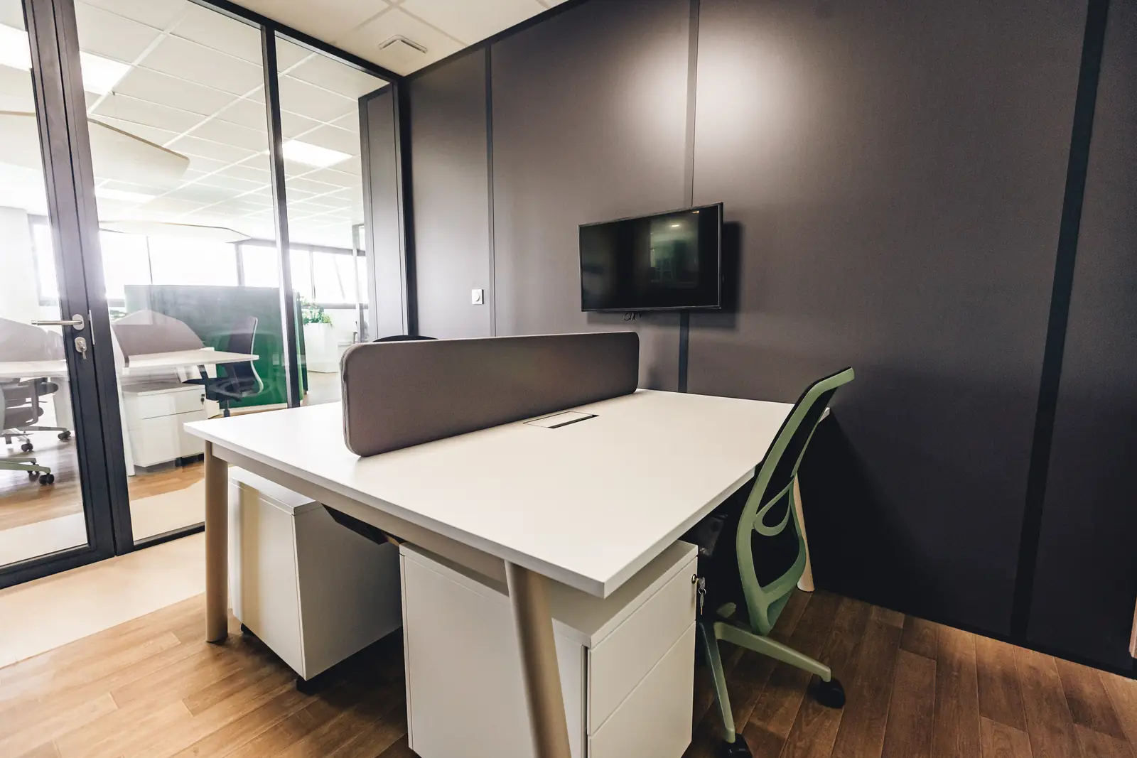 Bureau fermé lumineux, vue sur l’open space