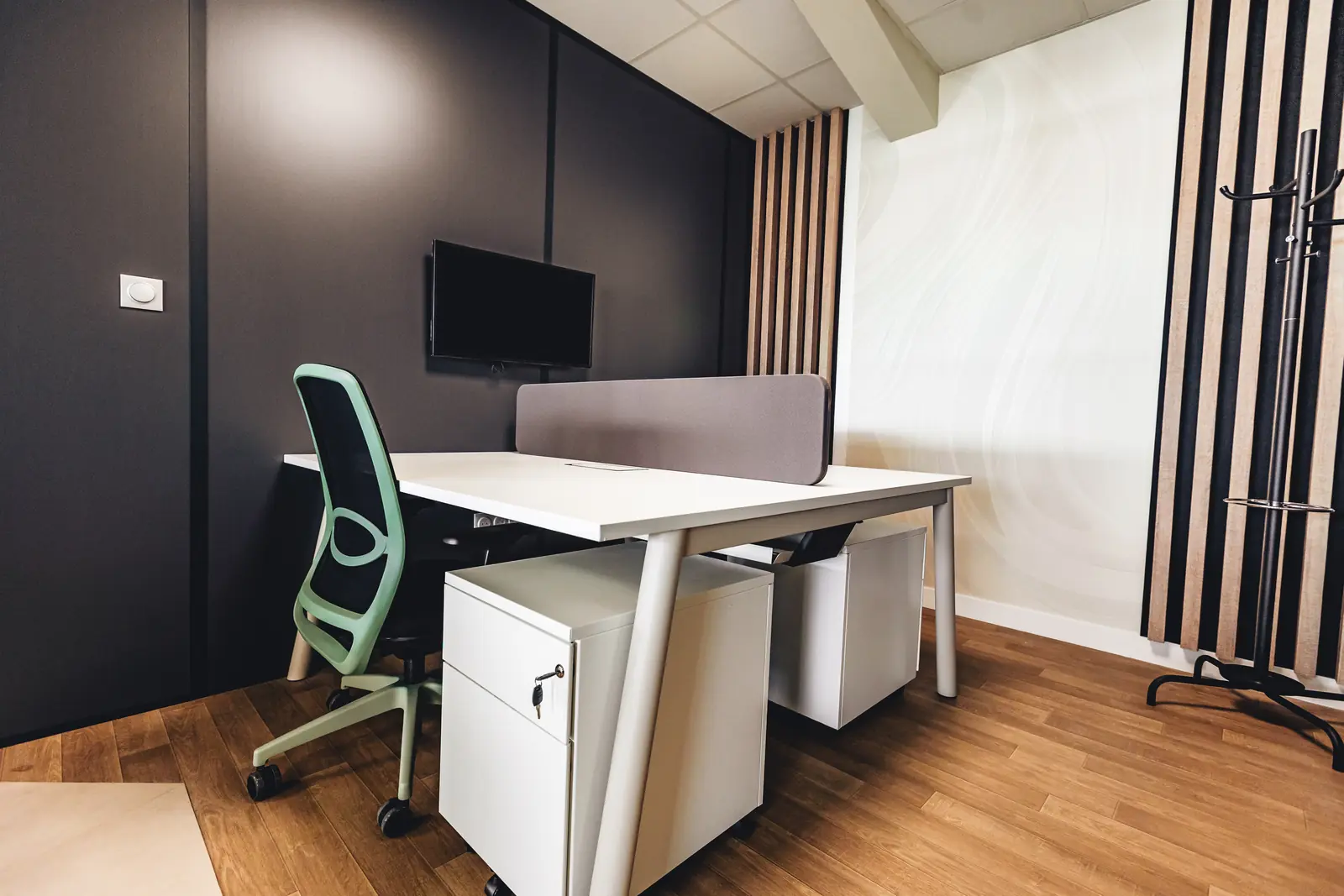 Bureau fermé, mur sombre et parquet