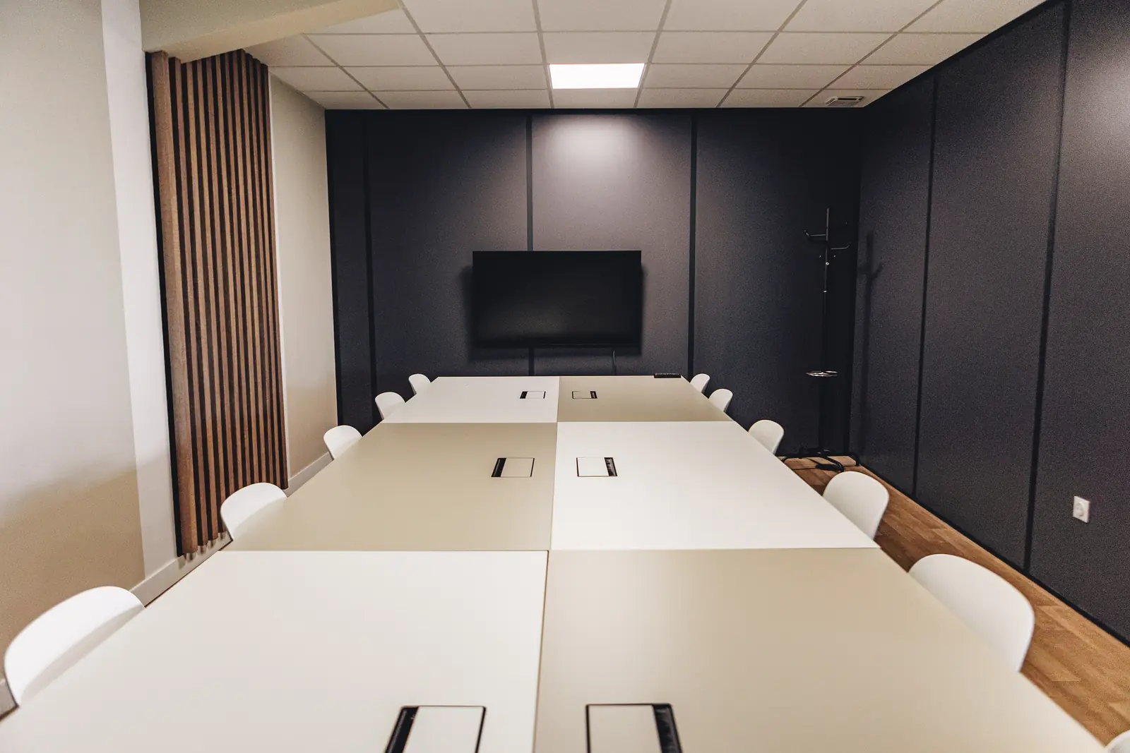 Grande salle, longue table de douze places