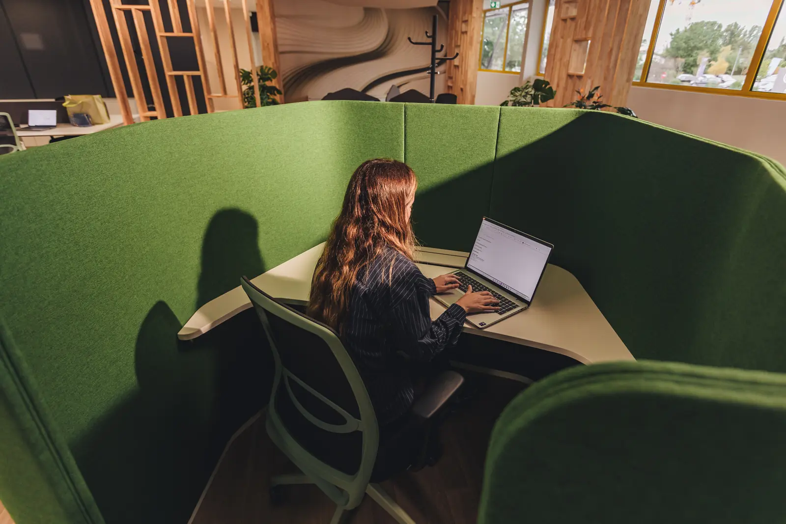 Cabine acoustique en feutre vert