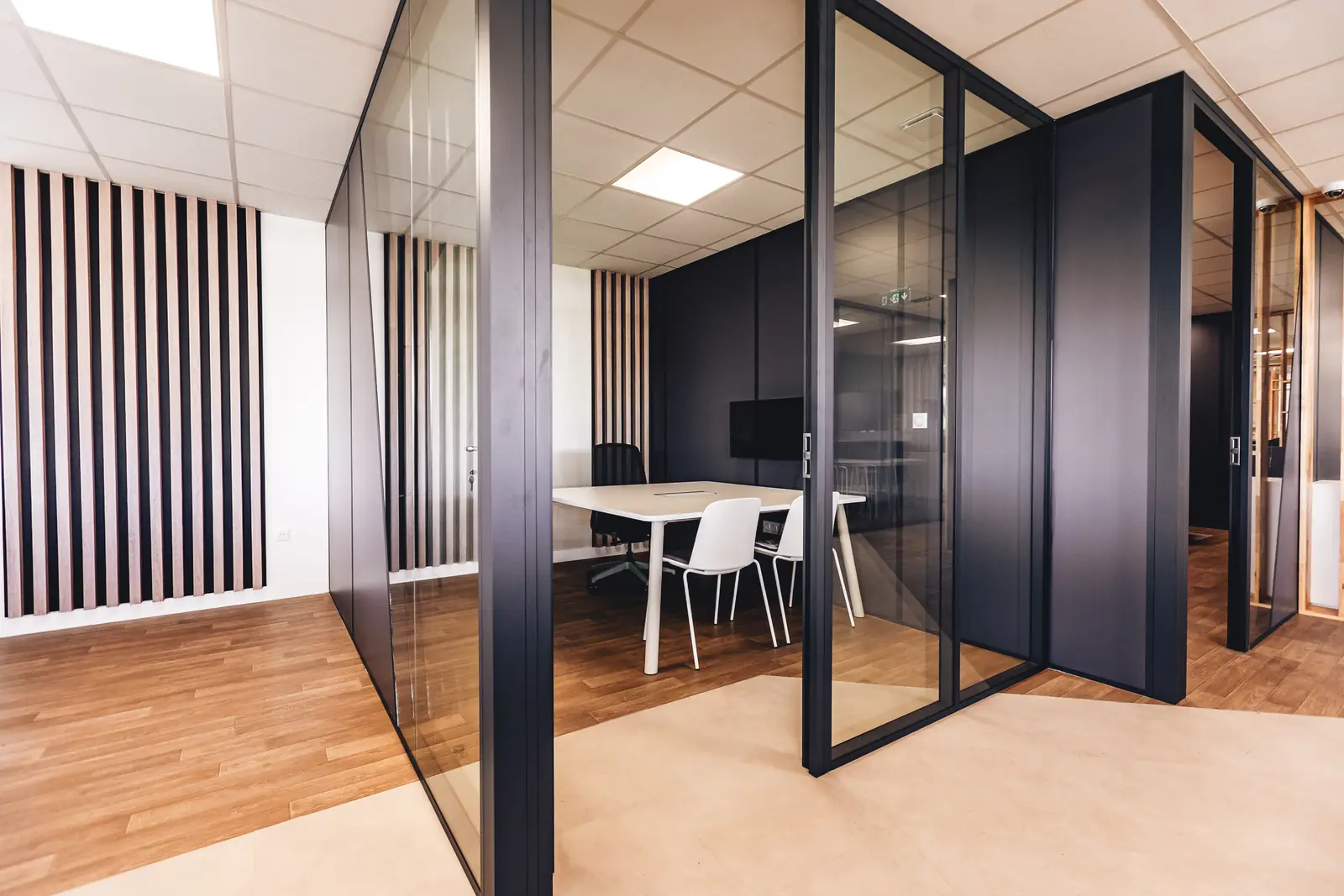 Bureau pour recevoir, table blanche et chaises visiteurs