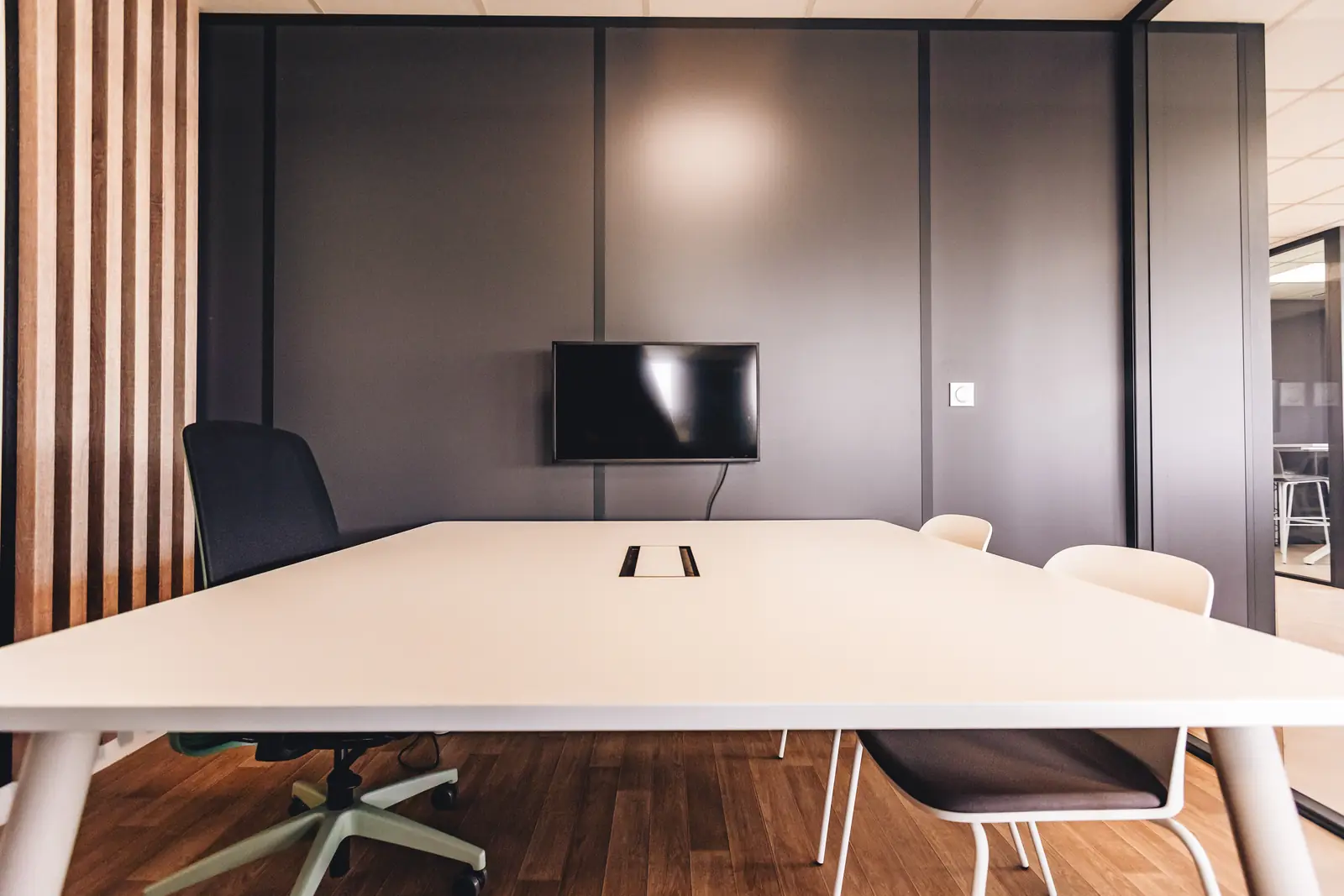 Bureau pour recevoir, table face à l’écran