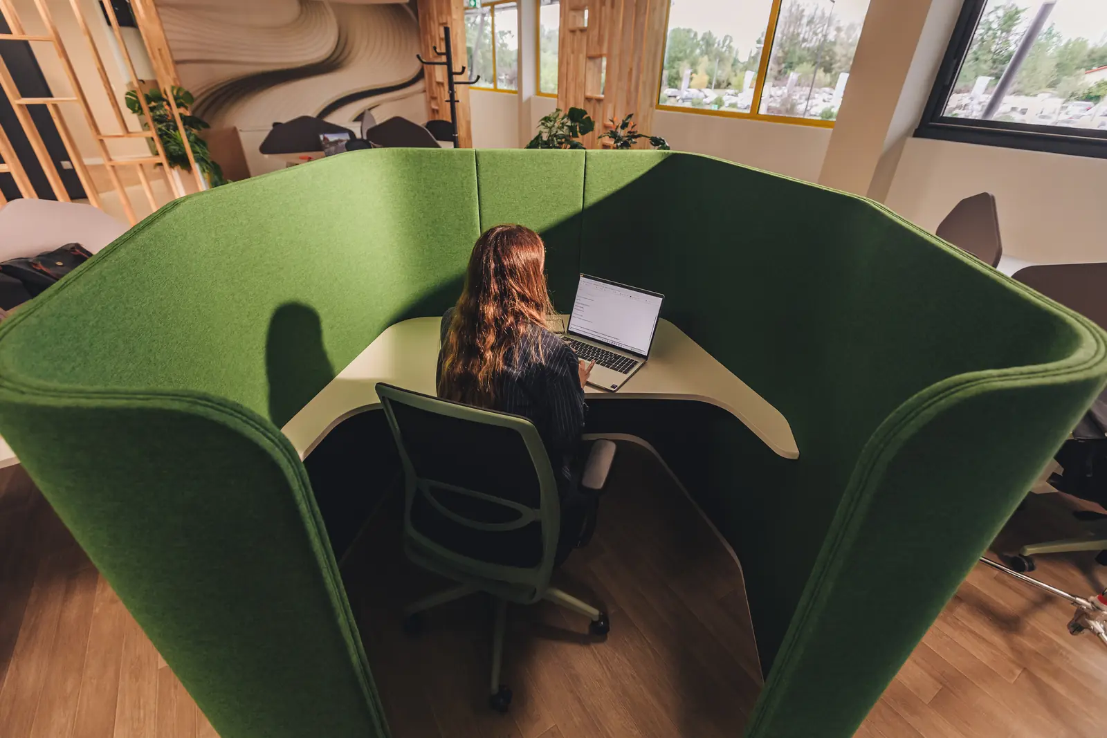 Travail au calme dans une cabine acoustique