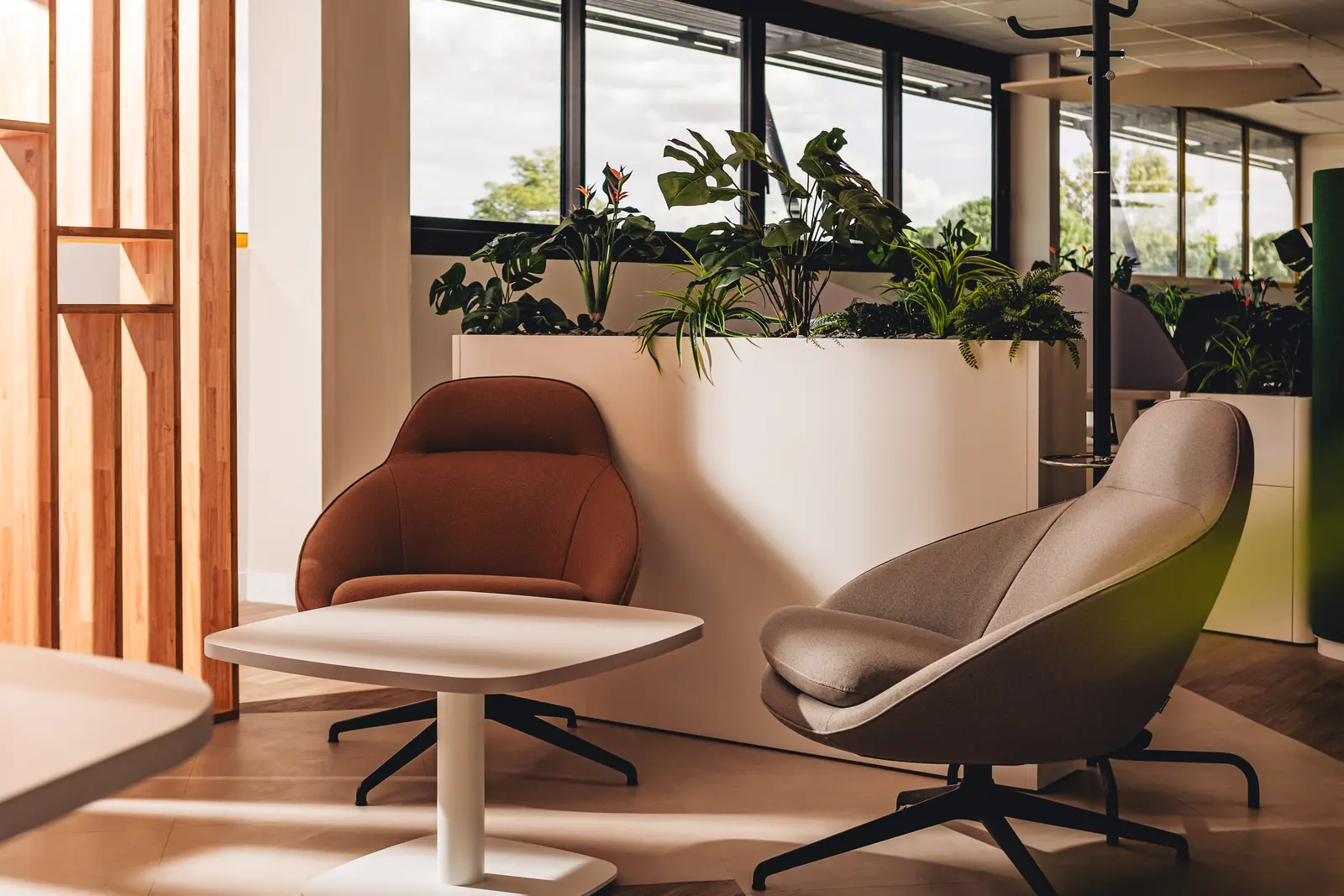 Fauteuils de détente près des fenêtres