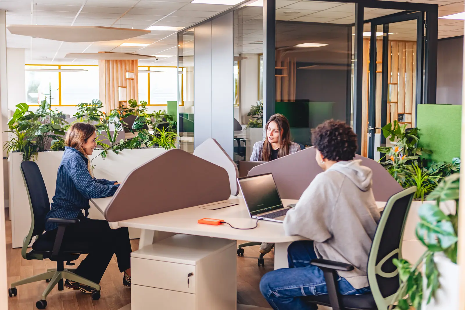 Coworkers au travail dans l’open space