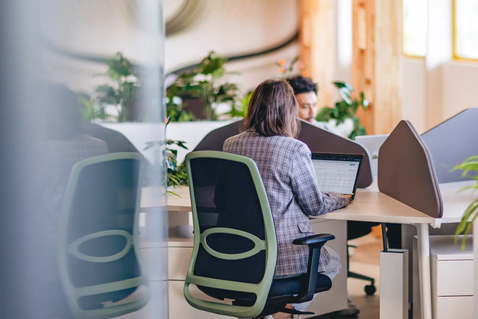 Travail à son poste, chaises vertes et séparateurs